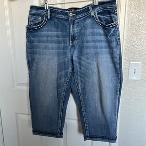 Cato‘s distressed capris 20 W bling trendy for Spring Summer Stonewash denim